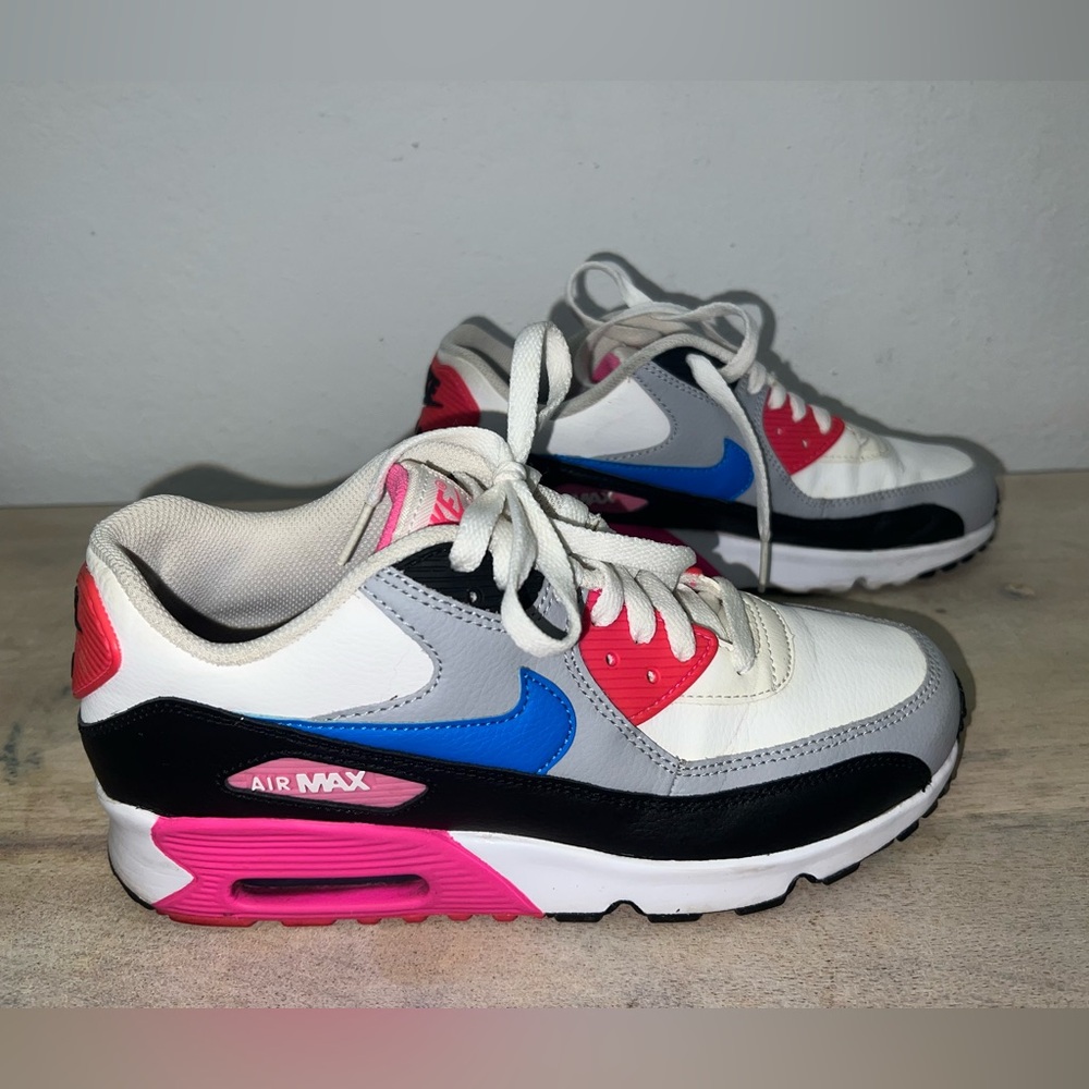 Nike Air Max 90 lifestyle shoes